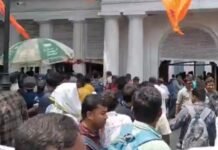 কোনও নথি দেখাতেই পারলেন না! নেতাজি ইনডোরে চাকরিহারাদের লাইন থেকে আটক ‘অযোগ্য’ শিক্ষক